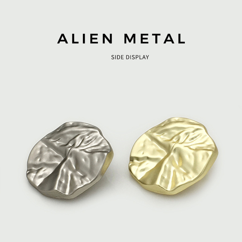 Μοντέρνο σακάκι με ακανόνιστο σχήμα, πτυχωτό με μεταλλικά κουμπιά και δερμάτινη επένδυση, πολυτελές ακανόνιστο σγουρό κουμπί