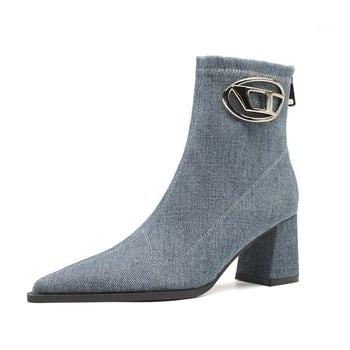 Dámske svetlomodré džínsové módne čižmy so špicatou špičkou, hrubým podpätkom, zapínaním na zips vzadu a kovovou prackou.