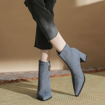 Dámske svetlomodré džínsové módne čižmy so špicatou špičkou, hrubým podpätkom, zapínaním na zips vzadu a kovovou prackou.