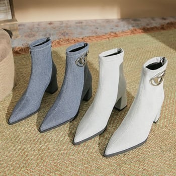 Dámske svetlomodré džínsové módne čižmy so špicatou špičkou, hrubým podpätkom, zapínaním na zips vzadu a kovovou prackou.