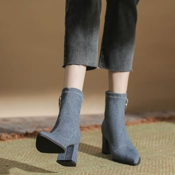 Dámske svetlomodré džínsové módne čižmy so špicatou špičkou, hrubým podpätkom, zapínaním na zips vzadu a kovovou prackou.