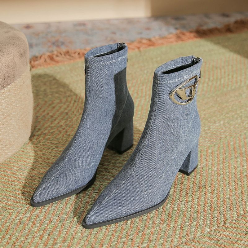 Dámske svetlomodré džínsové módne čižmy so špicatou špičkou, hrubým podpätkom, zapínaním na zips vzadu a kovovou prackou.