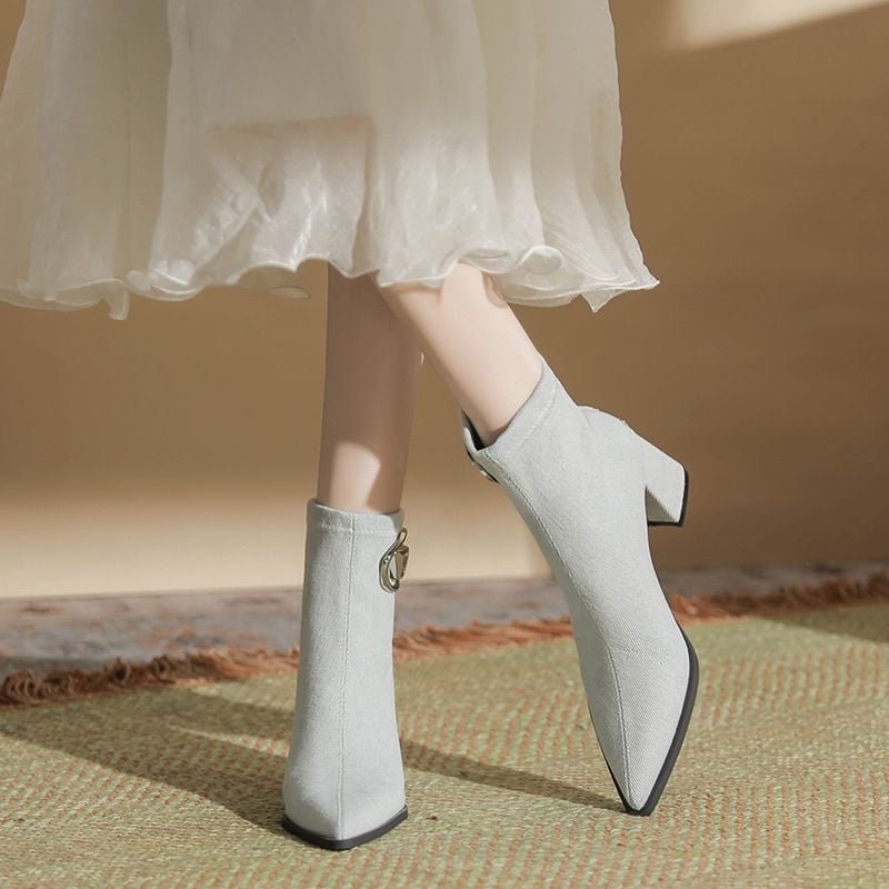 Dámske svetlomodré džínsové módne čižmy so špicatou špičkou, hrubým podpätkom, zapínaním na zips vzadu a kovovou prackou.