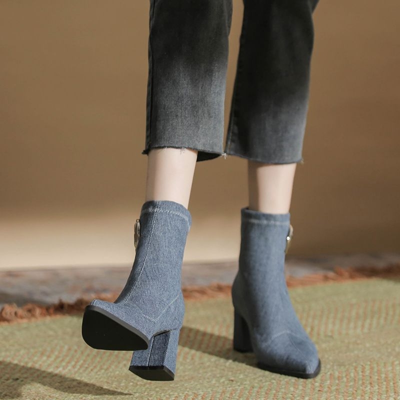 Dámske svetlomodré džínsové módne čižmy so špicatou špičkou, hrubým podpätkom, zapínaním na zips vzadu a kovovou prackou.