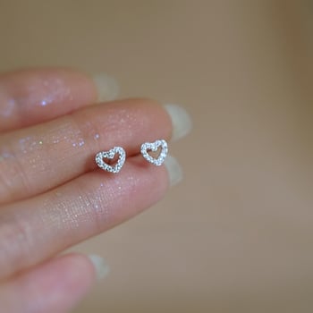 Cercei cu șurub pentru femei, zirconii goale și diamante încrustate, cercei mici și strălucitori în formă de inimă, nou-veniți în 2024.