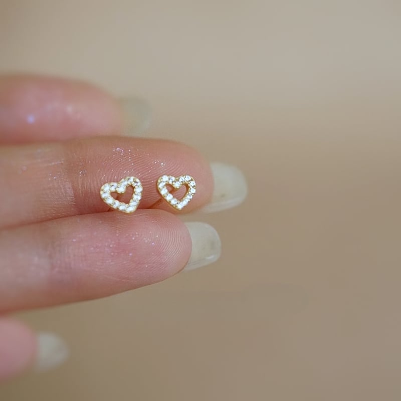Cercei cu șurub pentru femei, zirconii goale și diamante încrustate, cercei mici și strălucitori în formă de inimă, nou-veniți în 2024.