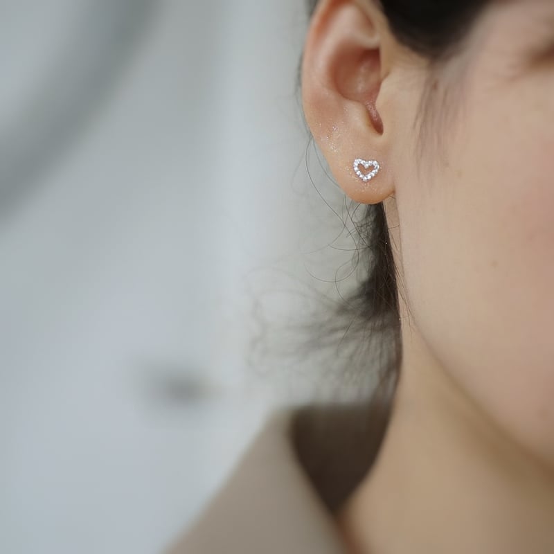 Cercei cu șurub pentru femei, zirconii goale și diamante încrustate, cercei mici și strălucitori în formă de inimă, nou-veniți în 2024.