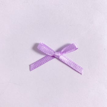 Tapițerie nouă din in de poliester cu decorațiuni țesute manual, inclusiv 200 de panglici mici, flori și funde.