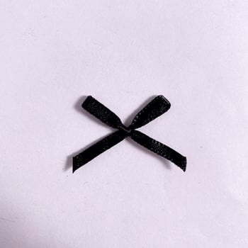 Tapițerie nouă din in de poliester cu decorațiuni țesute manual, inclusiv 200 de panglici mici, flori și funde.