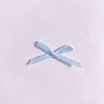 Tapițerie nouă din in de poliester cu decorațiuni țesute manual, inclusiv 200 de panglici mici, flori și funde.