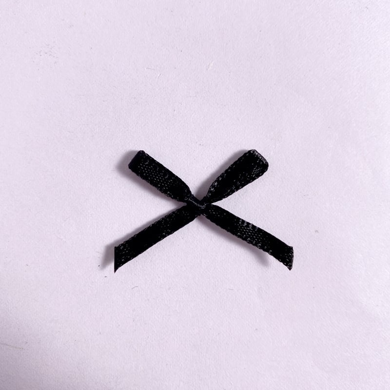 Tapițerie nouă din in de poliester cu decorațiuni țesute manual, inclusiv 200 de panglici mici, flori și funde.