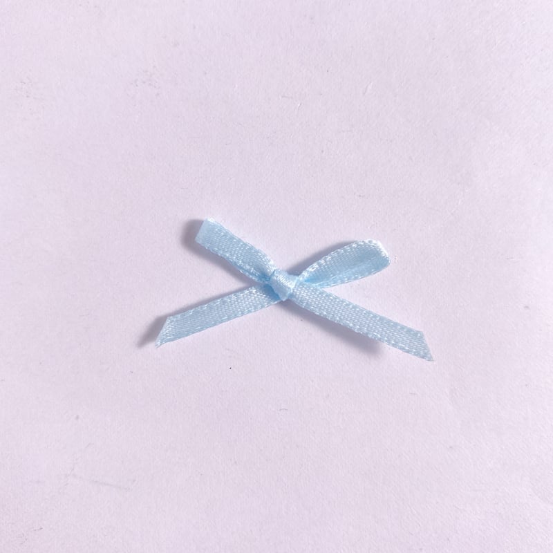 Tapițerie nouă din in de poliester cu decorațiuni țesute manual, inclusiv 200 de panglici mici, flori și funde.