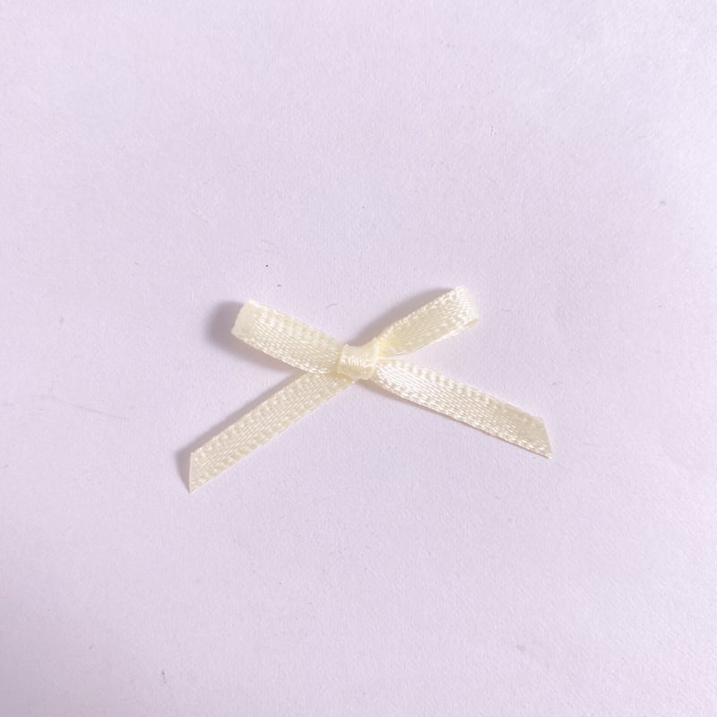 Tapițerie nouă din in de poliester cu decorațiuni țesute manual, inclusiv 200 de panglici mici, flori și funde.