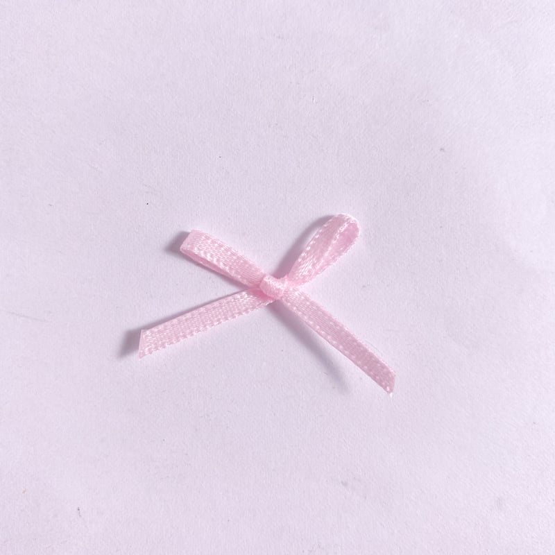 Tapițerie nouă din in de poliester cu decorațiuni țesute manual, inclusiv 200 de panglici mici, flori și funde.