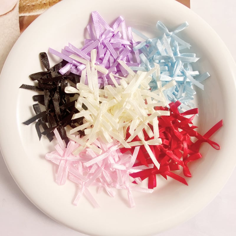 Tapițerie nouă din in de poliester cu decorațiuni țesute manual, inclusiv 200 de panglici mici, flori și funde.