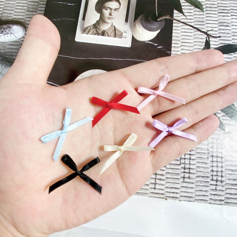 Tapițerie nouă din in de poliester cu decorațiuni țesute manual, inclusiv 200 de panglici mici, flori și funde.