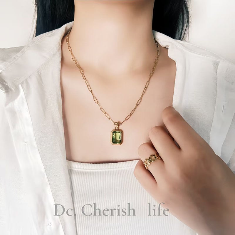 Τετράγωνο κολιέ μενταγιόν σε τετράχρωμη απόχρωση, απευθείας πωλήσεις από το εργοστάσιο, μοντέρνο στυλ για μετακινήσεις, ελαφρύ πολυτελές ανοξείδωτο ατσάλι.