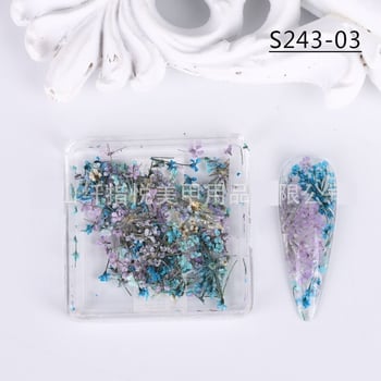 Trendi körömművészet az Instagramon: 3D friss és finom csipkeszirmok vegyes színekben, természetes körömmatricák valódi virágokkal.