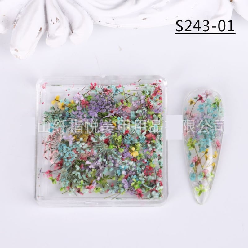 Trendi körömművészet az Instagramon: 3D friss és finom csipkeszirmok vegyes színekben, természetes körömmatricák valódi virágokkal.