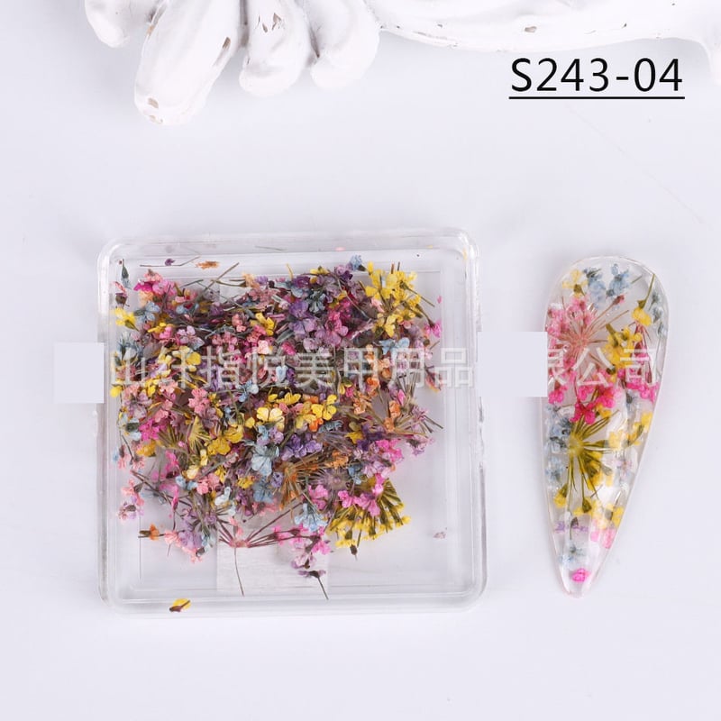 Trendi körömművészet az Instagramon: 3D friss és finom csipkeszirmok vegyes színekben, természetes körömmatricák valódi virágokkal.