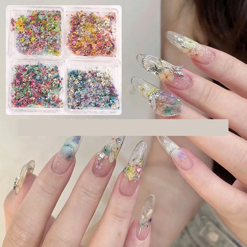 Trendi körömművészet az Instagramon: 3D friss és finom csipkeszirmok vegyes színekben, természetes körömmatricák valódi virágokkal.