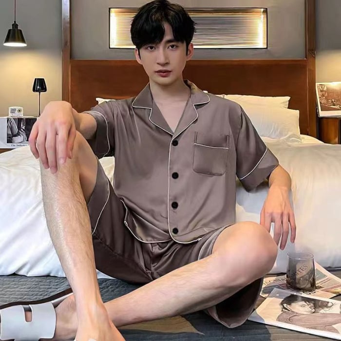 Ανδρικές καλοκαιρινές πιτζάμες και σορτς με κοντά μανίκια για το εξωτερικό εμπόριο, λεπτό κορεάτικο στυλ από μετάξι πάγου για νέους, μονόχρωμο, υψηλής ποιότητας για το σπίτι.