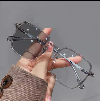 Κομψά γυαλιά ανάγνωσης με φωτοχρωμική επίστρωση κατά του μπλε φωτός, μεγάλο σκελετό, πολυτελή εμφάνιση, εφέ αδυνατίσματος και οπτικούς φακούς μονοόρασης.