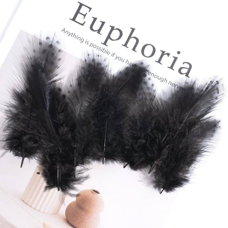 50 fekete toll/készlet, pulykatoll, libatoll, barkács dekorációs ékszerek nagykereskedelemben, hajdíszek, tollanyagok és szalagok.
