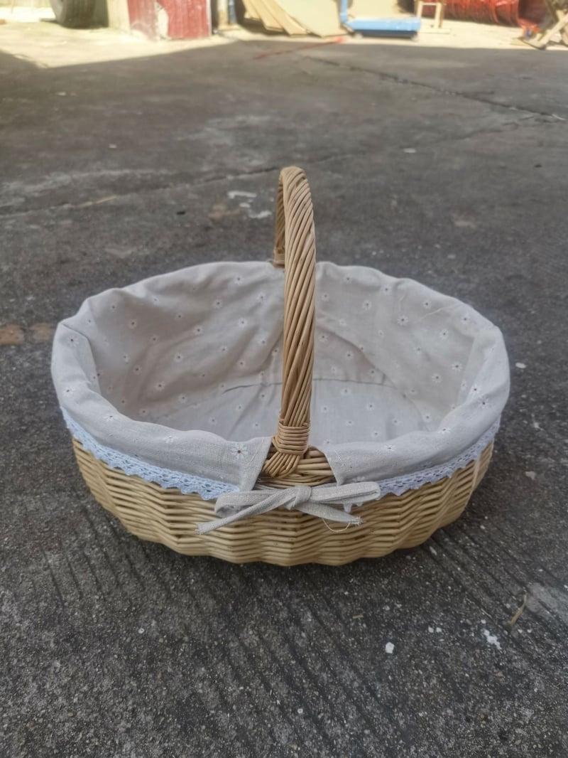 Καλάθια από ψάθα και ιτιά για την αποθήκευση φρούτων, αυγών και άλλων αντικειμένων· χειροποίητα καλάθια για πικνίκ· μικρά καλάθια δώρων· καλάθια με λουλούδια και άλλα αντικείμενα αποθήκευσης.