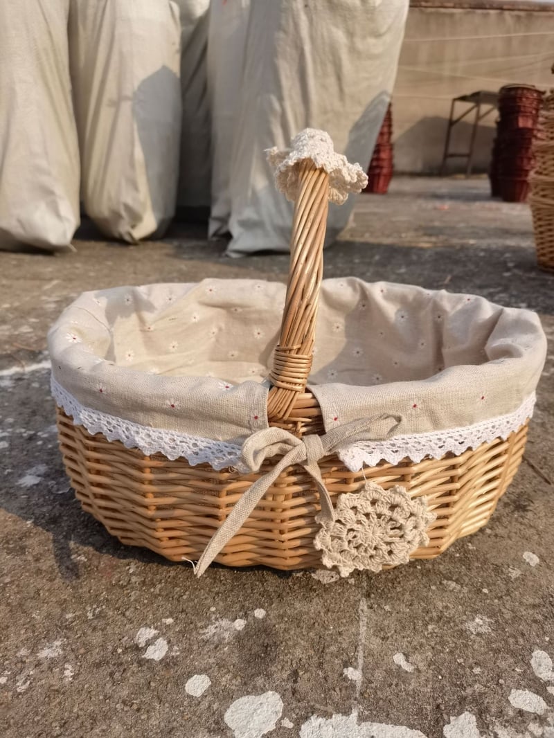 Καλάθια από ψάθα και ιτιά για την αποθήκευση φρούτων, αυγών και άλλων αντικειμένων· χειροποίητα καλάθια για πικνίκ· μικρά καλάθια δώρων· καλάθια με λουλούδια και άλλα αντικείμενα αποθήκευσης.