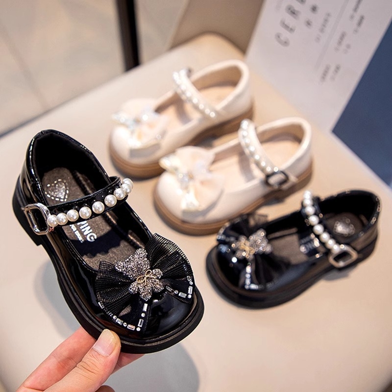 Черни кожени обувки за момичета, есен 2024, нов модел, детски принцески обувки, модерни и стилни, с мека подметка, за момичета през пролетта и есента.