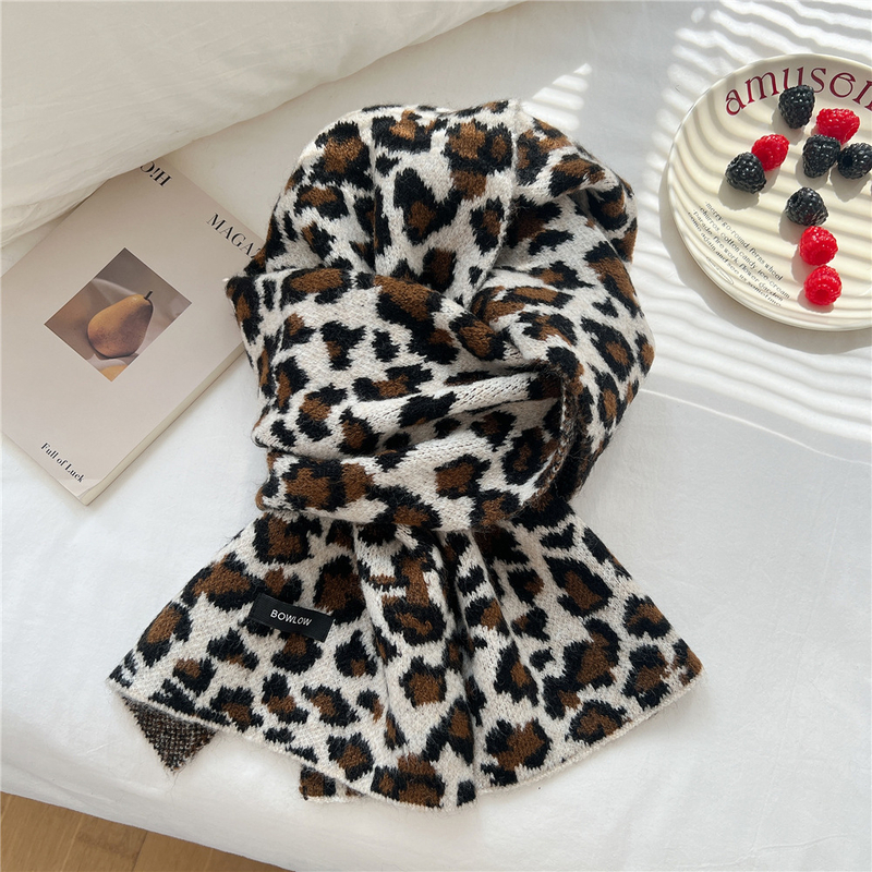 Меко плетен шал в корейски стил с леопардов принт от вълнена смес за есен и зима, модерен, универсален, топъл и подходящ за студенти.