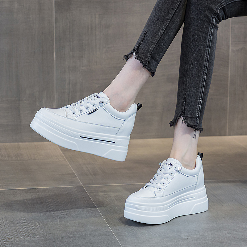 2025-ös őszi/téli kollekció, alacsony szárú, platformos női tornacipő, fűző nélkül, lezser és sokoldalú