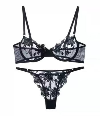 Szexi fehérnemű szett hímzett virágokkal, átlátszó hálós melltartóval és bugyival.