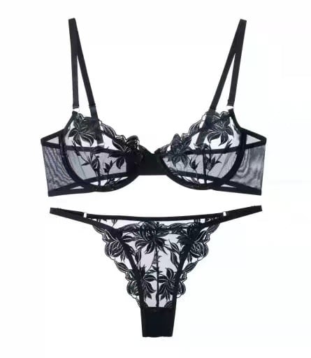 Szexi fehérnemű szett hímzett virágokkal, átlátszó hálós melltartóval és bugyival.