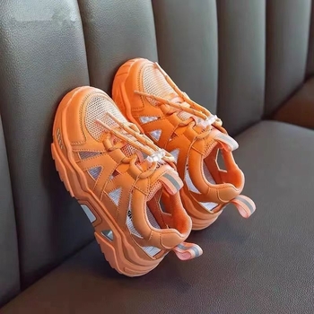 Sportszandál lányoknak, 2025 nyár, új modell, gyermekcipők homorú talppal, hétköznapi és divatos cipők fiúknak, népszerű modell közepes és nagy gyerekeknek.