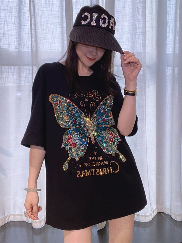 Дамска тениска с къс ръкав, свободна кройка, обло деколте и декорация с кристали, идеална за лятото, стягаща, изработена от чист памук, с полуръкав.