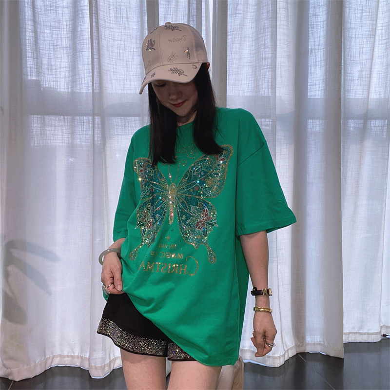 Дамска тениска с къс ръкав, свободна кройка, обло деколте и декорация с кристали, идеална за лятото, стягаща, изработена от чист памук, с полуръкав.