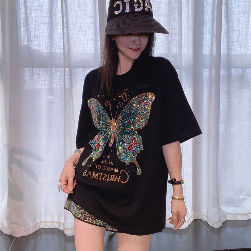 Дамска тениска с къс ръкав, свободна кройка, обло деколте и декорация с кристали, идеална за лятото, стягаща, изработена от чист памук, с полуръкав.