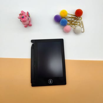 4,4 hüvelykes semleges angol LCD kézírástábla, mini gyerek írótábla rajzoláshoz, firkáláshoz, üzenetek írásához