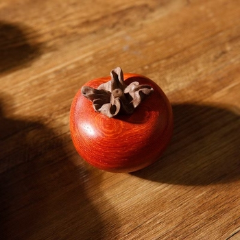 Дърворезба от rosewood — декоративна фигура на плод persimmon