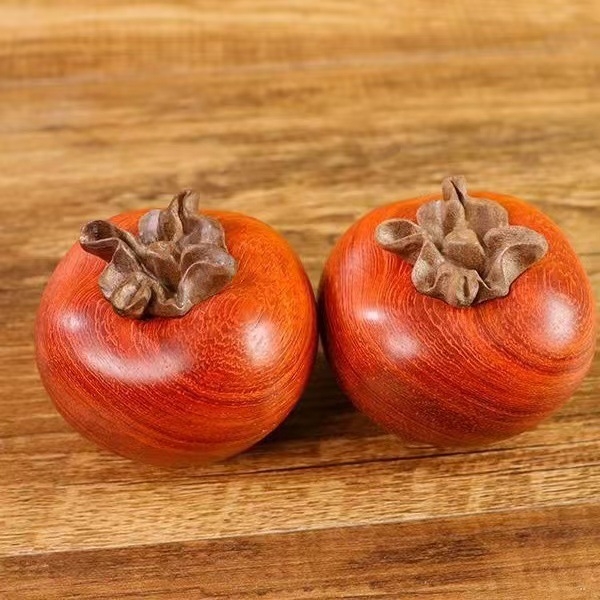 Дърворезба от rosewood — декоративна фигура на плод persimmon
