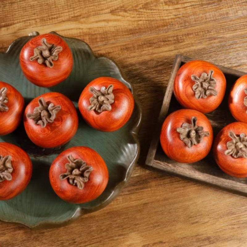 Дърворезба от rosewood — декоративна фигура на плод persimmon