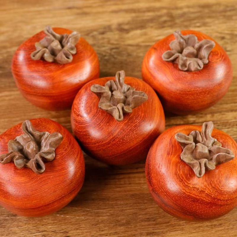 Дърворезба от rosewood — декоративна фигура на плод persimmon