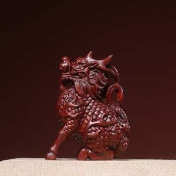 Резбована дървена украса с Qilin, изработена от кърваво и зелено сандалово дърво