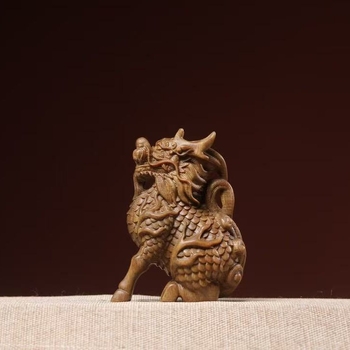 Резбована дървена украса с Qilin, изработена от кърваво и зелено сандалово дърво