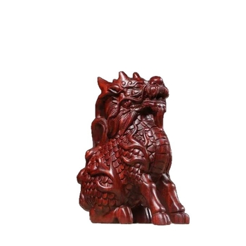 Резбована дървена украса с Qilin, изработена от кърваво и зелено сандалово дърво
