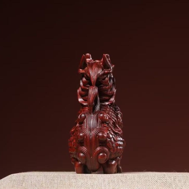 Резбована дървена украса с Qilin, изработена от кърваво и зелено сандалово дърво