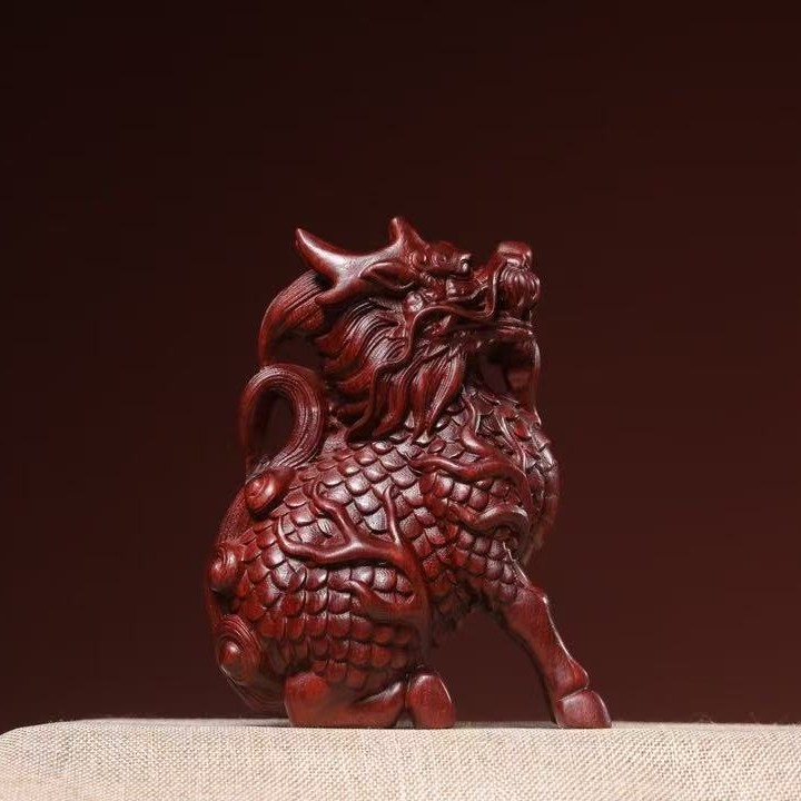 Резбована дървена украса с Qilin, изработена от кърваво и зелено сандалово дърво