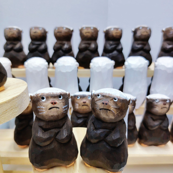 Малка дървена фигурка honey badger — сладък десктоп аксесоар, ръчно резбована животинска скулптура